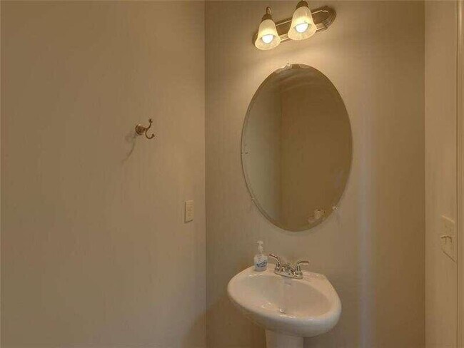 Building Photo - 329 Turtle Creek Dr