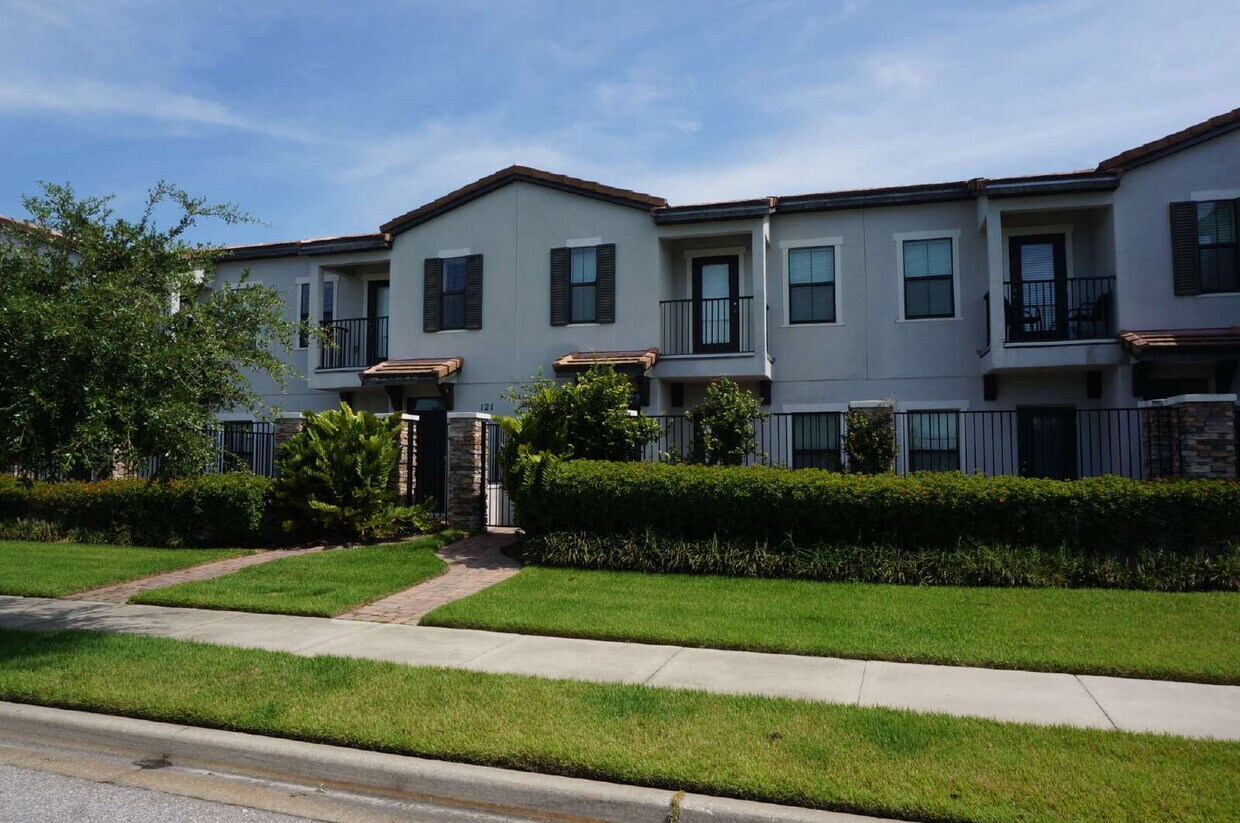 Primary Photo - Charming 2-Bed, 2-Bath Townhouse Retreat i...