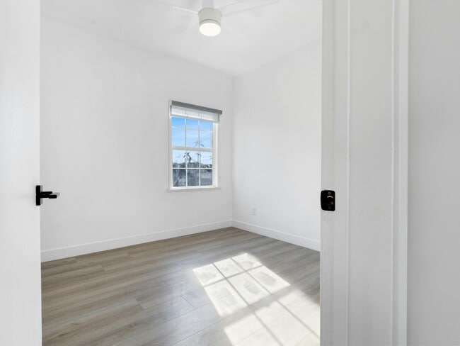 Building Photo - 1524 N Sycamore St