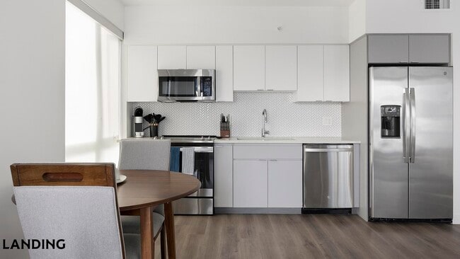 Building Photo - 707 S Farmer Ave