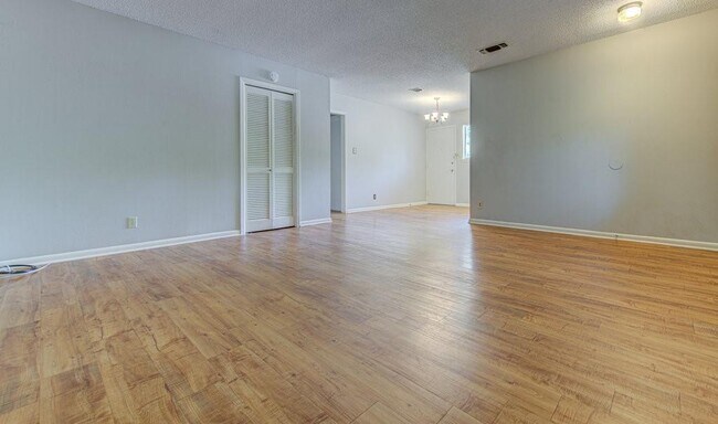 Building Photo - 3100 Stoneway Dr