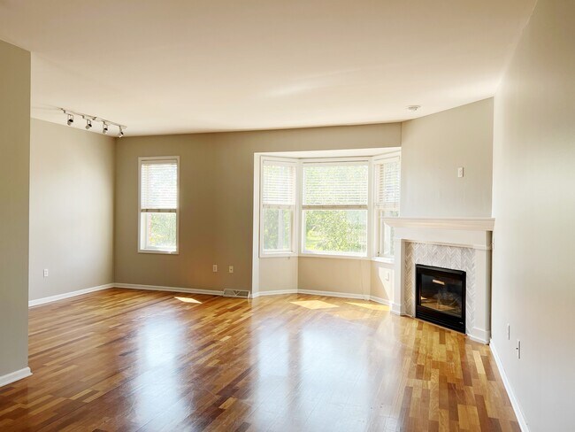 Sala de estar con chimenea - 212 E Reservoir Ave