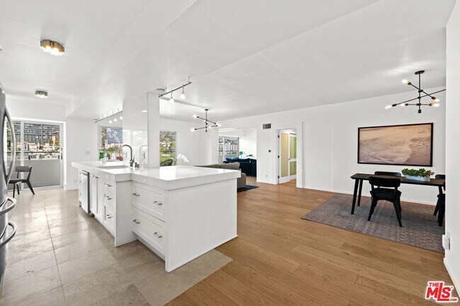 Foto del edificio - 838 N Doheny Dr