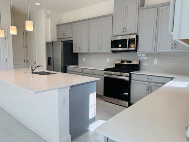 Building Photo - Home For Rent In Saint Cloud with 5 Bedroom/3 Baths