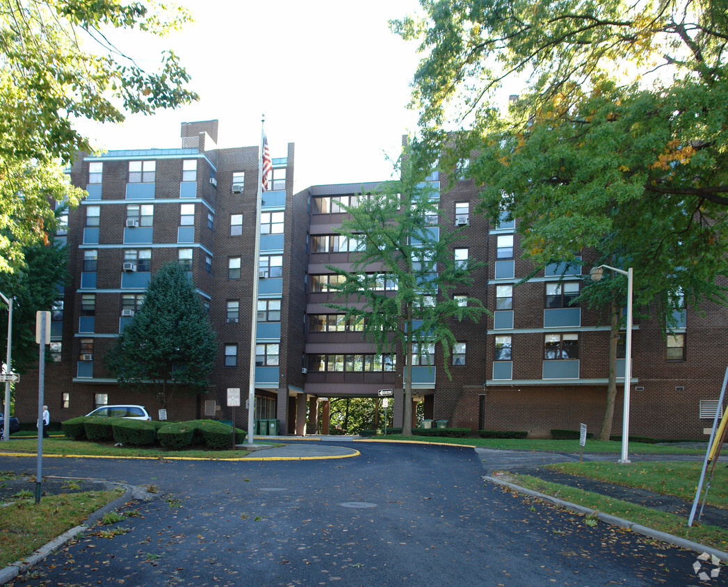 Primary Photo - 10-22 Drew St