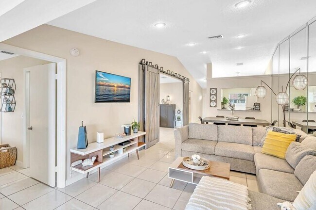 Building Photo - Beautiful 3-Bedroom, 2-Bath Villa with Lak...