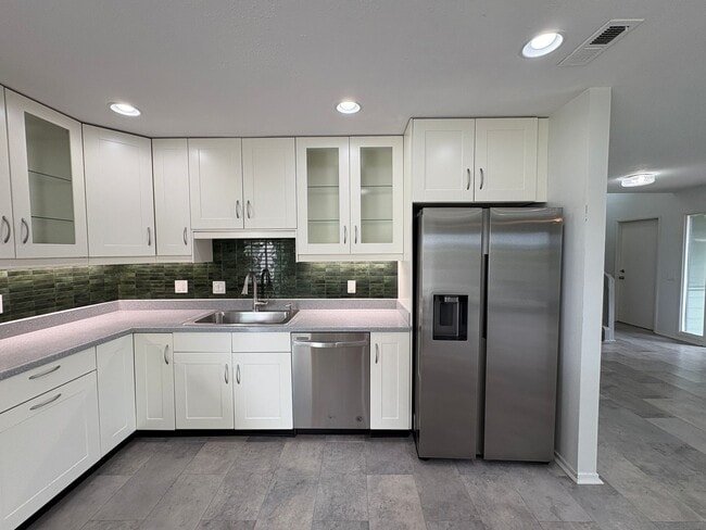 Building Photo - Welcome to this stunning 3-bedroom, 2-bath...