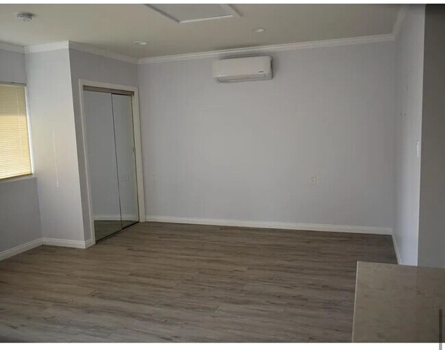 Foto del edificio - Granada Hills studio w/appliances + privat...