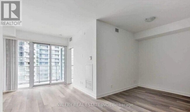 Photo du bâtiment - 5180 Yonge St