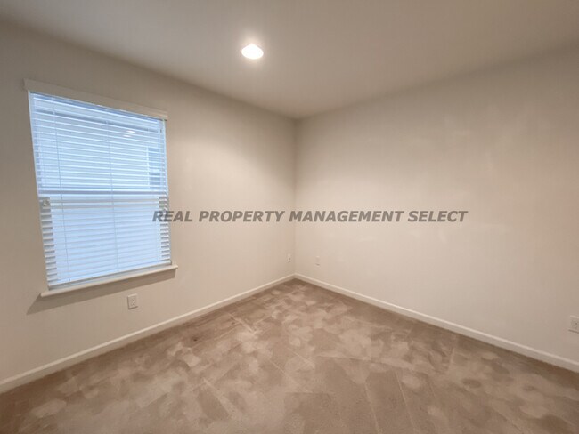 Building Photo - 4 Bed / 2.5 Bath Near Elk Grove!