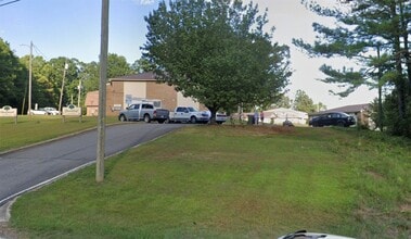 Building Photo - 2403 Greenleaf Dr