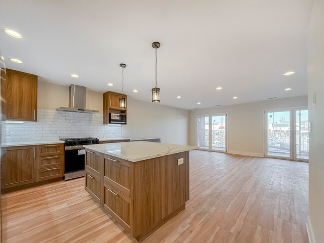 Foto del edificio - 6415 W Irving Park Rd