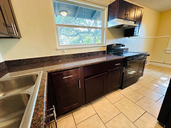 Foto del edificio - 3/1 2nd Story Duplex - Newly Updated!