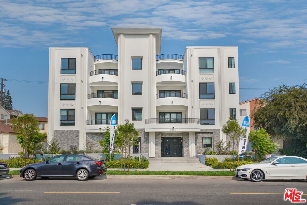 Foto principal - 1832 S Barrington Ave