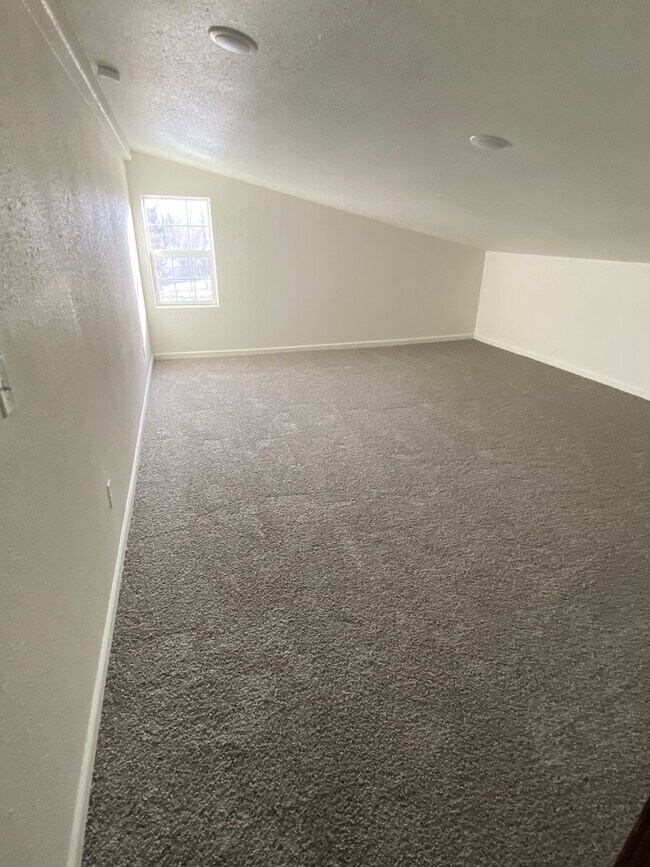 Building Photo - Spacious 2500 sq ft Apartment with Breathtaking Views!!