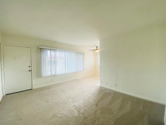 Sala de estar, puerta de entrada - 1328 Barry Ave