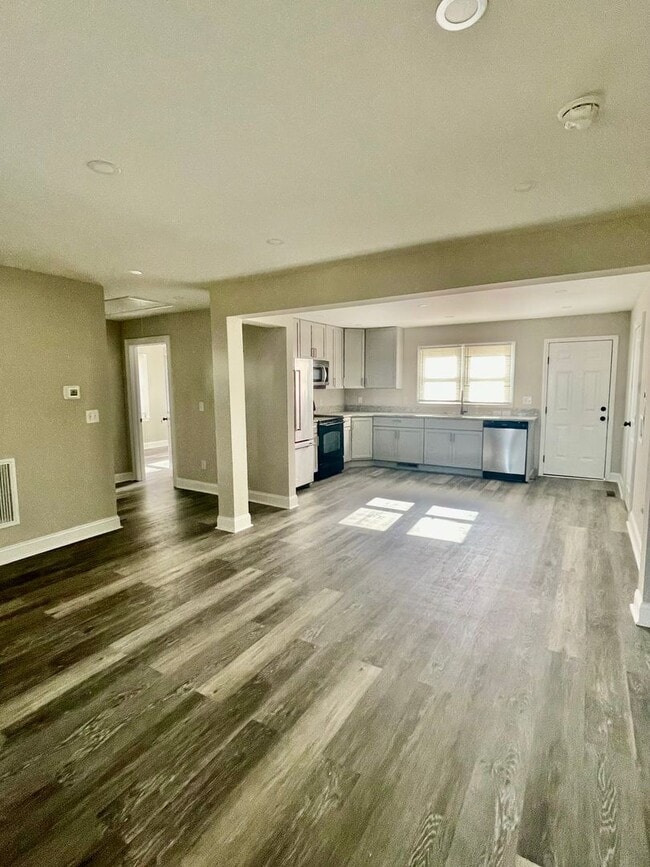 Building Photo - Welcome to this beautiful 4 bedroom, 2 bathroom home located in Lowell, NC.