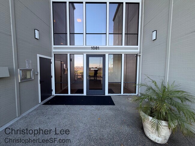 Foto del edificio - 1081 Beach Park Blvd