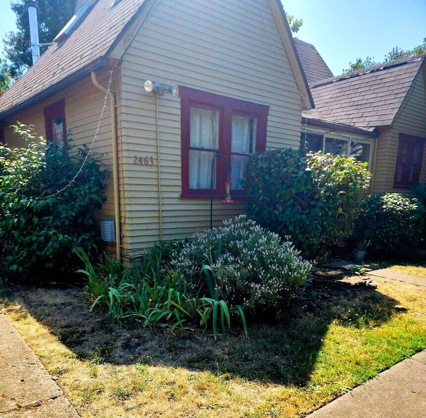Primary Photo - Excellent location in University District!