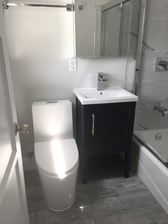 Building Photo - 1723 E Erie St