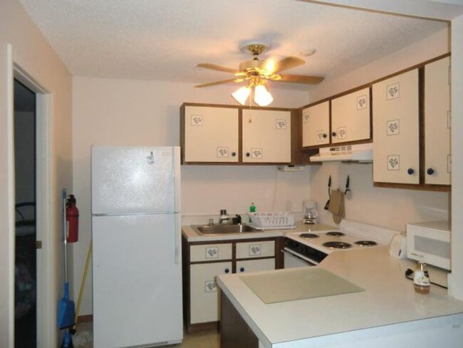 Building Photo - **WINTER RENTAL** 2 Bedroom Condo Near Wei...