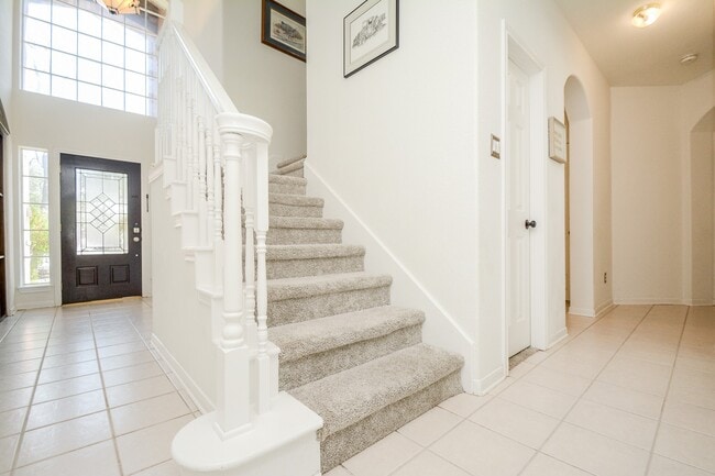 Building Photo - 14 Guinevere Pl