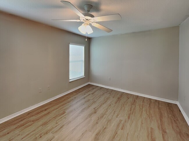 Foto del edificio - 1043 Bethpage Rd