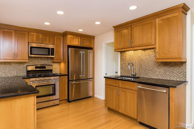 Foto del edificio - 1020 Warburton Ave