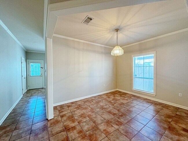 Building Photo - 3 Bedroom House Available Now