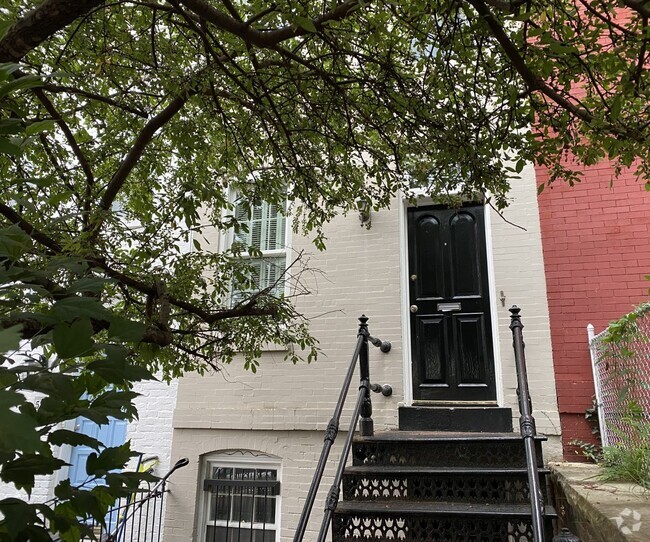 Building Photo - 531 9th St NE