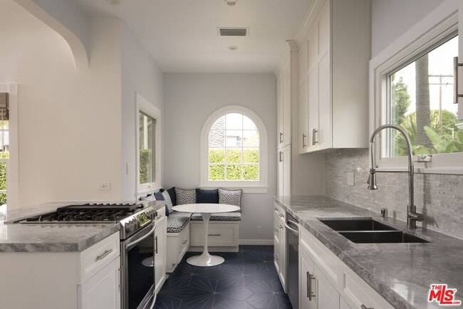 Foto del edificio - 730 Westbourne Dr