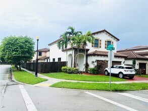Building Photo - 742 SE 34th Ave