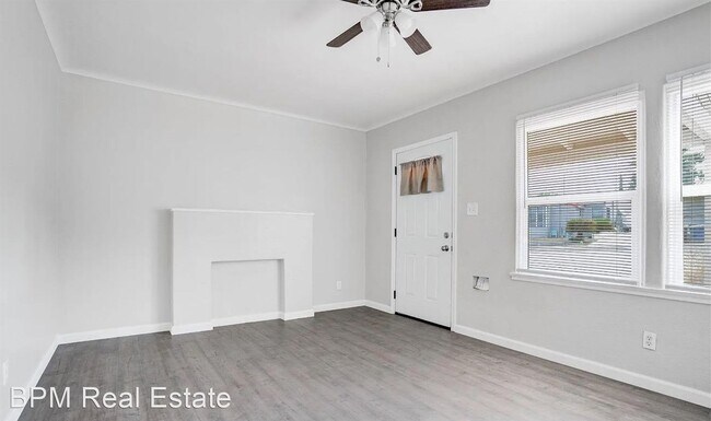 Building Photo - 2 br, 1 bath House - 702 Philippine St.