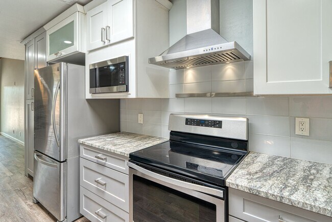 Foto del edificio - Beautifully Renovated 3 bedroom 2 bathroom Townhouse with A Chef Style Kitchen and Huge Backyard!