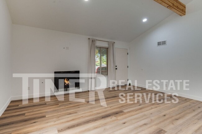 Building Photo - 324 Bridge Pl