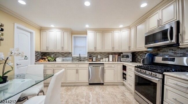 Building Photo - 192 William St