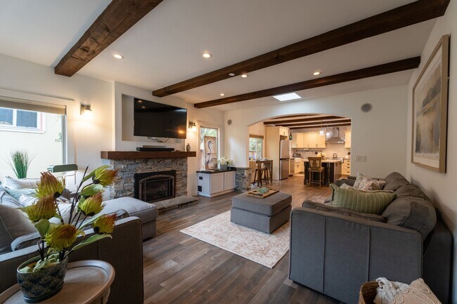 Foto del edificio - Forest Avenue Hideaway