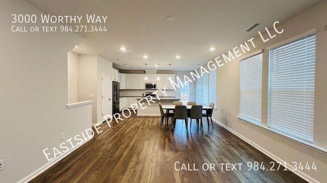 Building Photo - LIKE NEW & meticulously maintained house w...