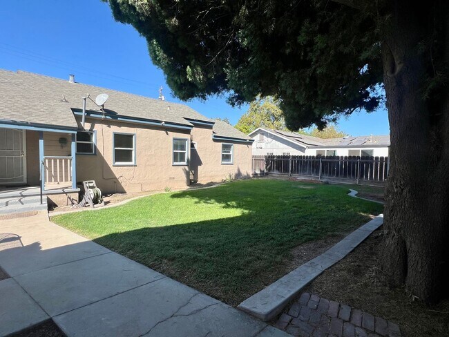 Foto del edificio - 4 Bed 2 Bath home in the heart of Escalon