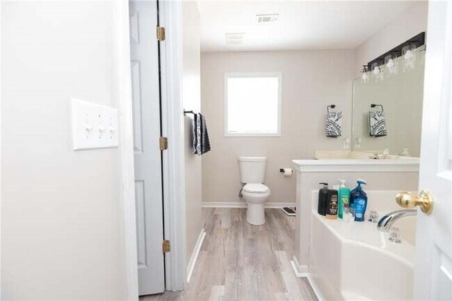 Foto del edificio - 5 Bedroom home available to rent April 1st!