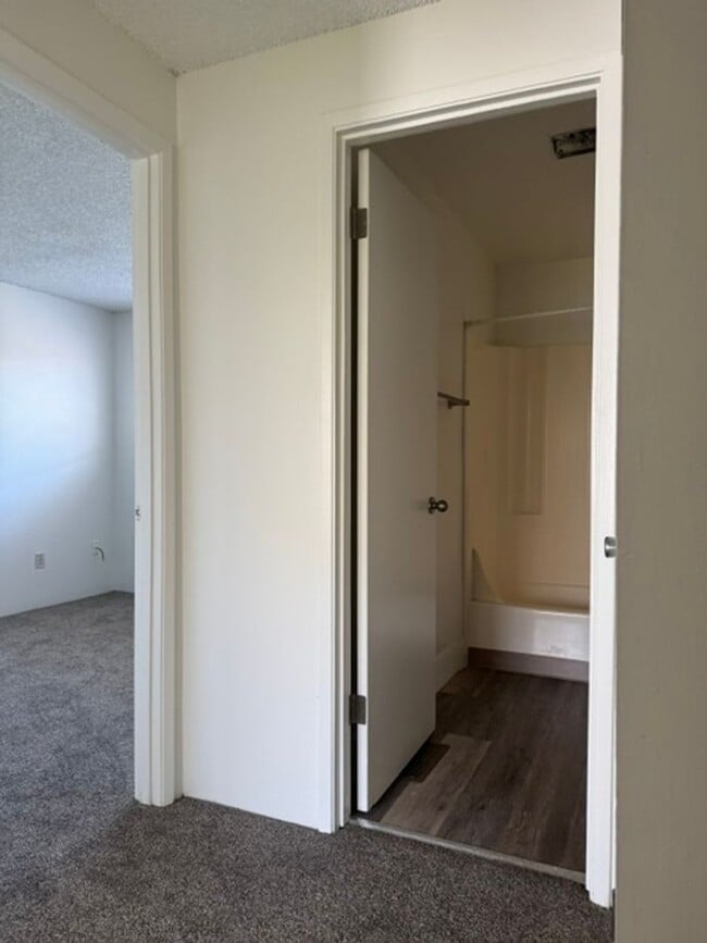 Building Photo - REMODELED 2 BEDROOM TOWNHOME