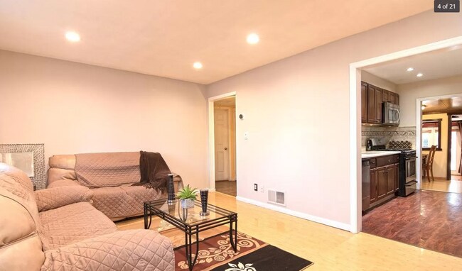 Foto del edificio - Single Family Home at 18 Rosewood Rd , Edison
