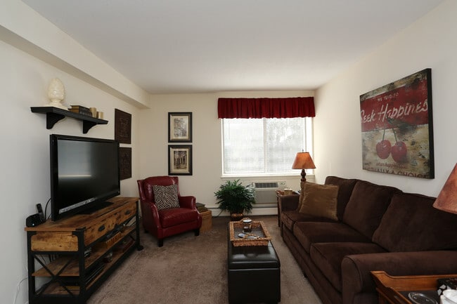 1 BD, 1 BA (624sqft) - Living Room - Montcalm Heights Apartments