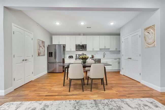 Building Photo - 725 Sip St