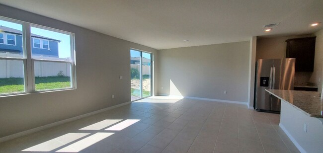 Foto del edificio - LIKE NEW!!! 4-Bedroom, 2.-Bathroom in Luce...