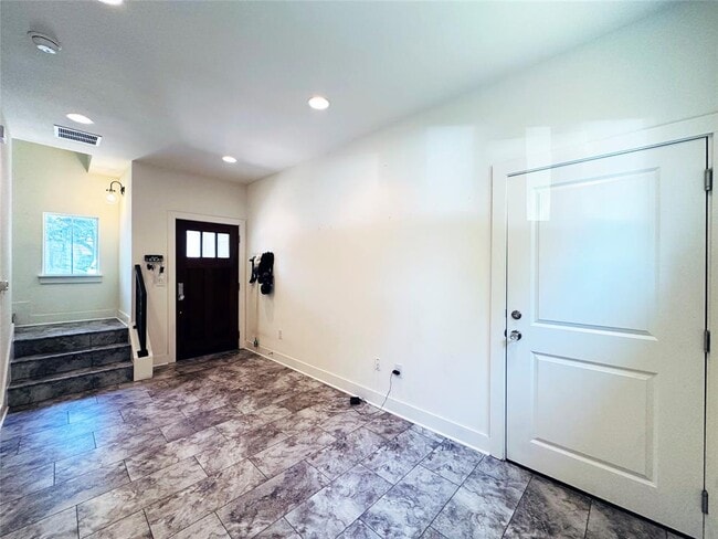 Building Photo - 2716 Halcyon Dr
