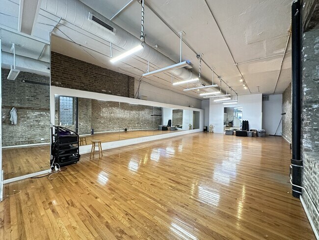 Foto del edificio - 1654 W Chicago Ave