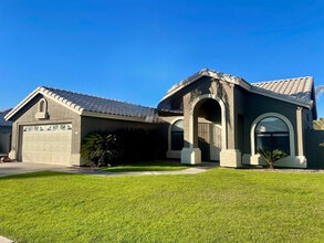 Building Photo - 2422 E Remington Pl