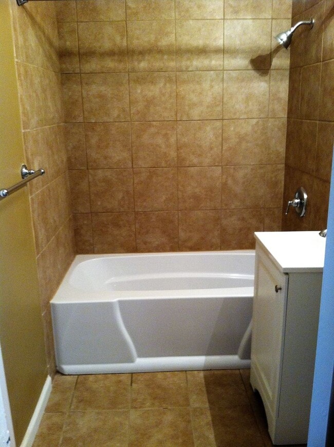 Building Photo - 3 bedroom, 1 bathroom for rent in Springfield