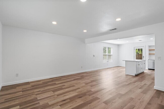 Building Photo - 3307 Oak Alley
